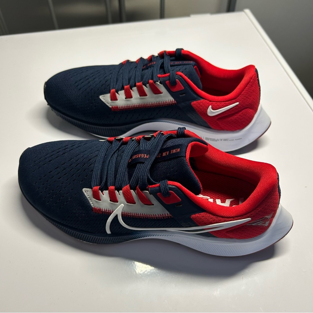 New England Patriots Nike Zoom Pegasus 38 Running Shoe, Men’s 5.5, Women’s 7